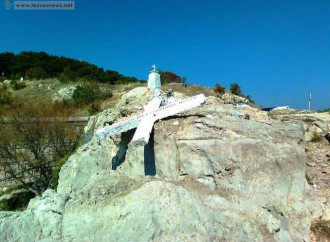 Una croce offende gli emigranti, dei vandali la abbattono
