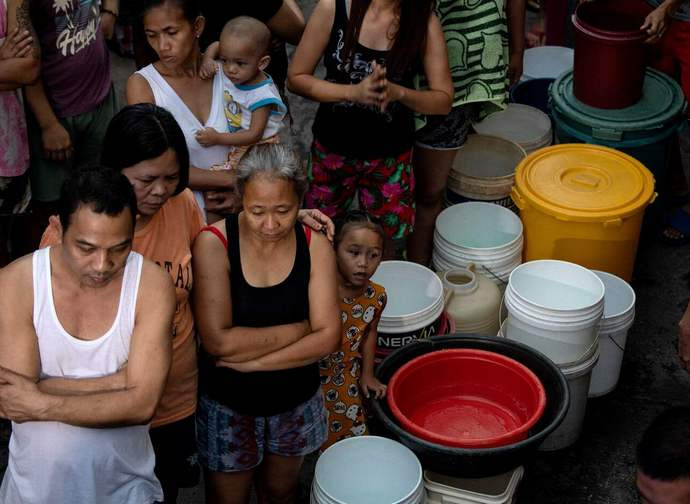 L'attesa della distribuzione dell'acqua