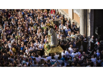 Omofobia, in piazza col vescovo indagato: "Non tacerò"