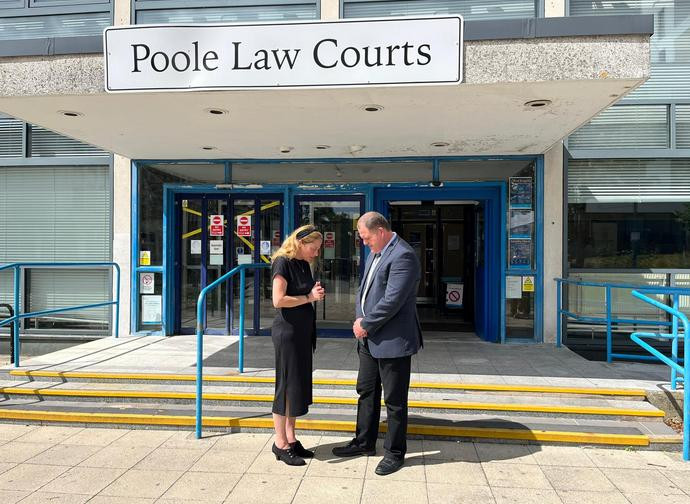 Adam Smith-Connor e Isabel Vaughan-Sprice pregano all'esterno del tribunale di Poole Adam Smith-Connor e Isabel Vaughan-Sprice pregano all'esterno del tribunale di Poole