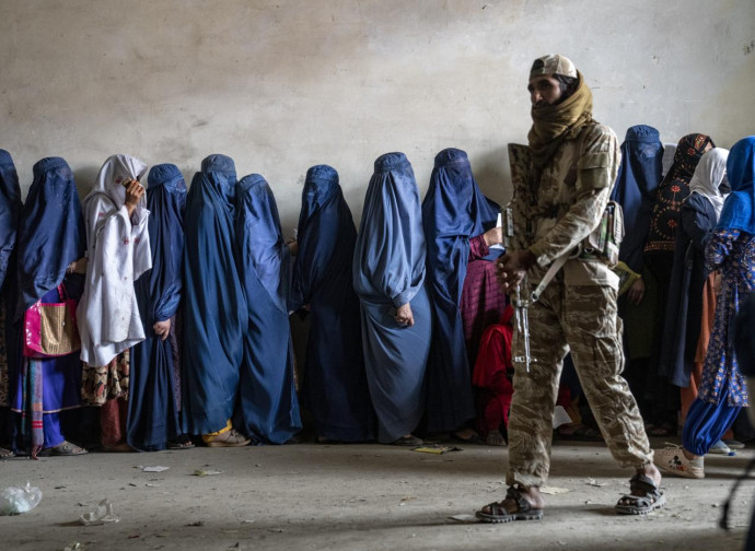 Afghanistan, donne in fila per il cibo (La Presse) Afghanistan, donne in fila per il cibo (La Presse)