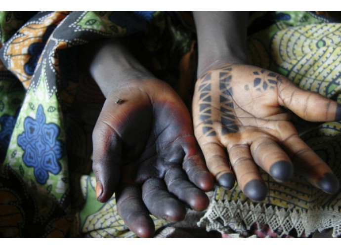 Niger, mani dipinte di una sposa 13enne Niger, mani dipinte di una sposa 13enne