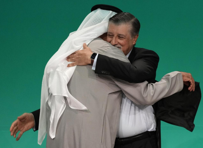L'abbraccio fra Sultan al Jaber e Adnan Amin (a.d. della Cop28) (La Presse) L'abbraccio fra Sultan al Jaber e Adnan Amin (a.d. della Cop28) (La Presse)