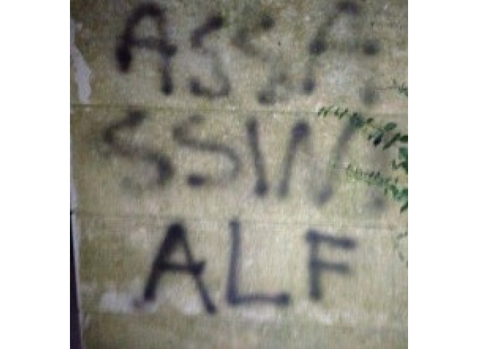 Minacce dell'Alf sull'ingresso di casa dell'allevatore di Salzano Minacce dell'Alf sull'ingresso di casa dell'allevatore di Salzano