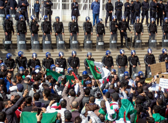 Algeria, confronto fra polizia e manifestanti Algeria, confronto fra polizia e manifestanti