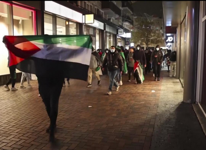 Amsterdam, manifestanti pro-Palestina contro il Maccabi (La Presse) Amsterdam, manifestanti pro-Palestina contro il Maccabi (La Presse)