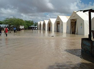 Forti piogge dopo una lunga siccità peggiorano le condizioni dei rifugiati di Dadaab