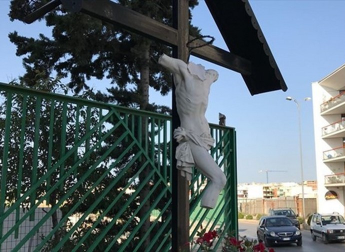 Il crocifisso vandalizzato ad Andria Il crocifisso vandalizzato ad Andria