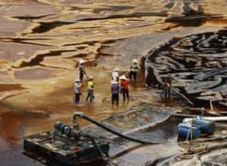 In Africa l’inquinamento colora i fiumi di verde e di blu