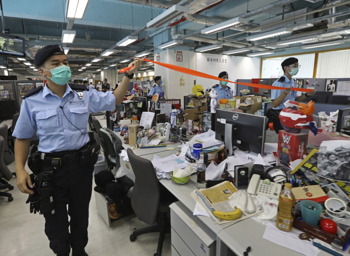 La polizia nella sede dell'Apple Daily
