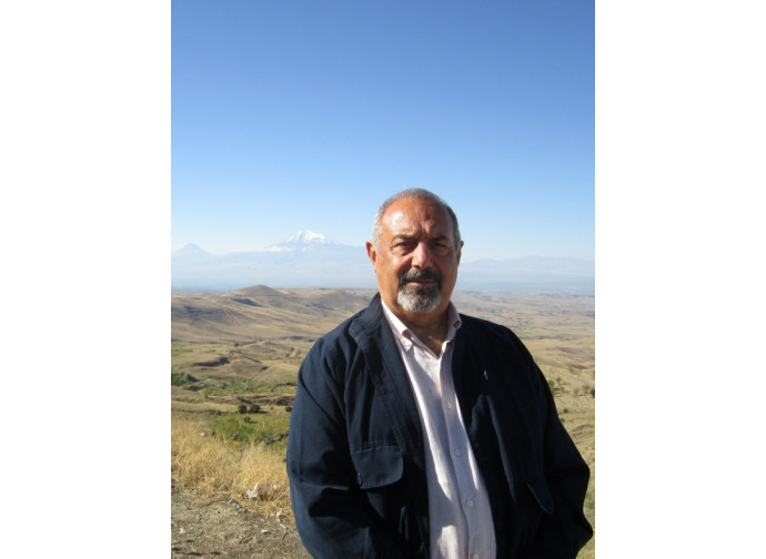 Baykar Sivazliyan sullo sfondo del monte Ararat Baykar Sivazliyan sullo sfondo del monte Ararat