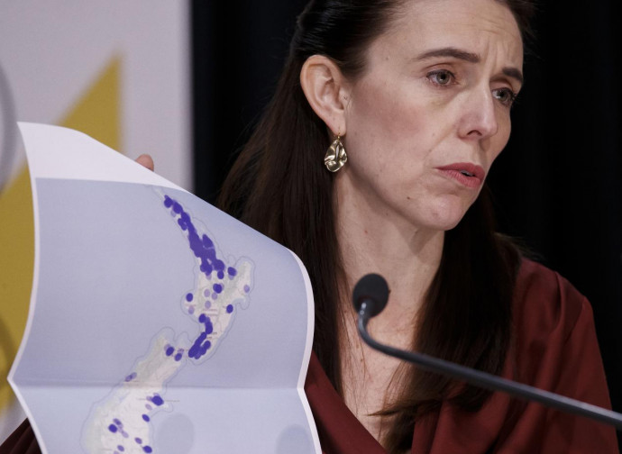 Jacinda Ardern con la mappa del Covid in Nuova Zelanda