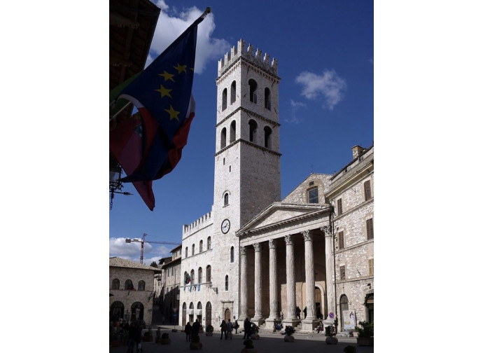 Piazza del Comune di Assisi Piazza del Comune di Assisi