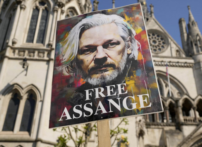 Manifestazione a Londra per la liberazione di Assange (La Presse) Manifestazione a Londra per la liberazione di Assange (La Presse)