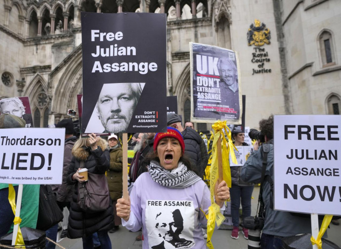 Londra, manifestazione contro l'estradizione di Assange (La Presse) Londra, manifestazione contro l'estradizione di Assange (La Presse)