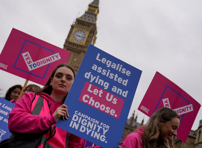 Manifestazione a Londra per a favore della legge sul suicidio assistito Manifestazione a Londra per a favore della legge sul suicidio assistito