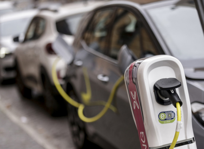 Auto elettriche in ricarica (La Presse)