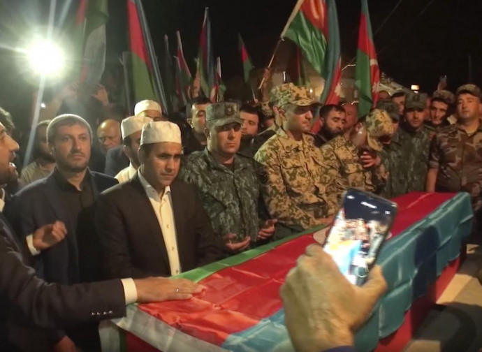 Funerale dei militari azeri caduti al confine con l'Armenia Funerale dei militari azeri caduti al confine con l'Armenia