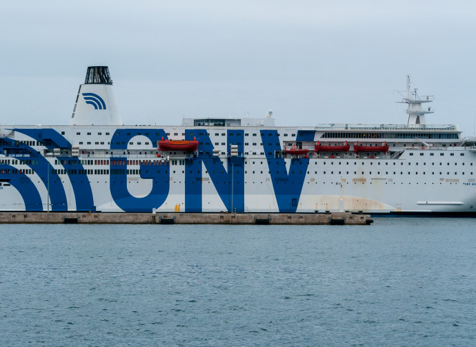 La motonave Azzurra, ora nave-quarantena