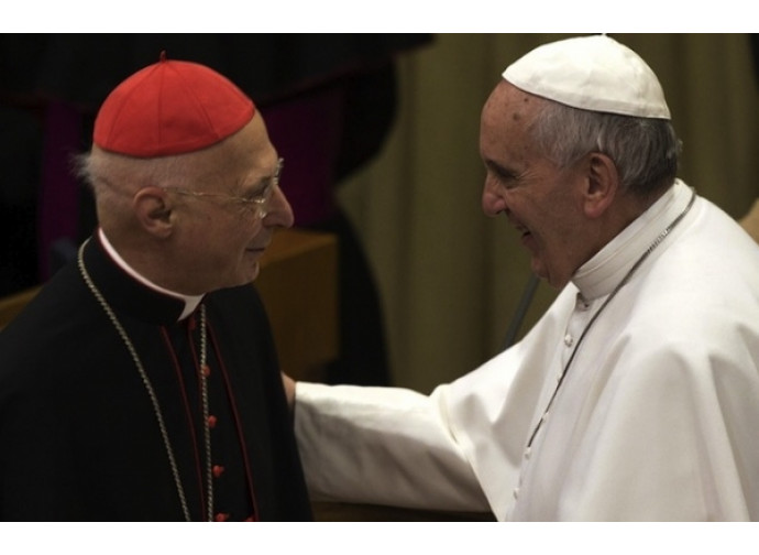 Il cardinale Angelo Bagnasco, presidente Cei, e papa Francesco