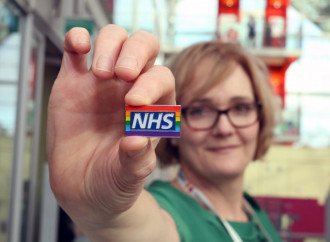 UK: critiche alle spillette gay in ospedale