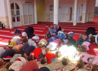 Bambini in moschea, vittime di un esperimento degli adulti