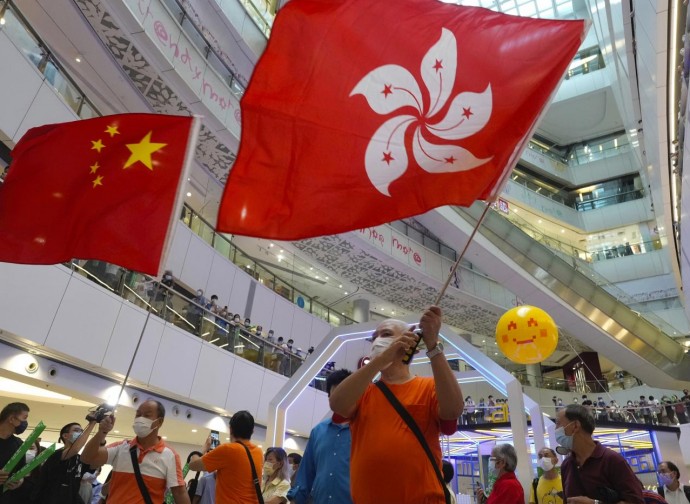 Tifo olimpionico in un centro commerciale con bandiere di Hong Kong e cinesi Tifo olimpionico in un centro commerciale con bandiere di Hong Kong e cinesi