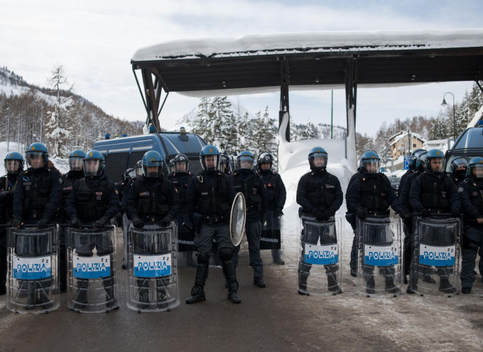Posto di blocco della polizia a Bardonecchia, confine con la Francia