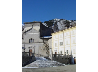 La statua del Battista torna sempre nella sua grotta