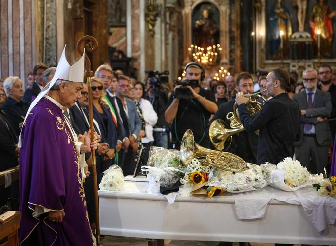 Il vescovo Battaglia ai funerali di Giovanbattista Cutolo