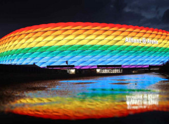 Bayern Monaco con fascia arcobaleno nel Giorno della memoria