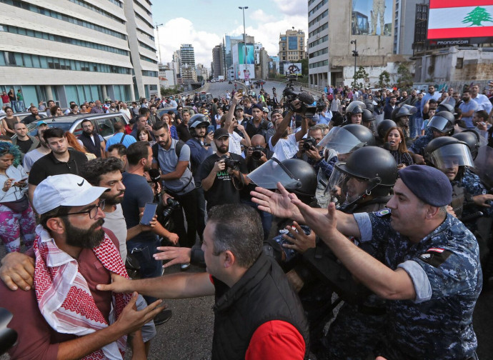 Scontro fra fazioni a Beirut, la polizia interviene per dividerli Scontro fra fazioni a Beirut, la polizia interviene per dividerli
