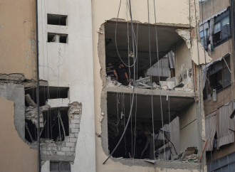 Beirut bombardata. Alla vigilia della visita del Papa, la pace latita