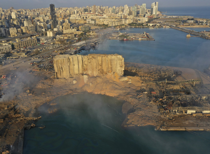 Il porto di Beirut devastato dall'esplosione