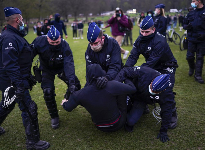 Belgio, polizia reprime una manifestazione anti-lockdown Belgio, polizia reprime una manifestazione anti-lockdown