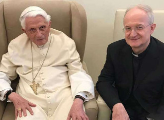 Benedetto XVI a fianco dei docenti licenziati