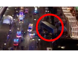 Berlino, un camion lanciato sulla folla