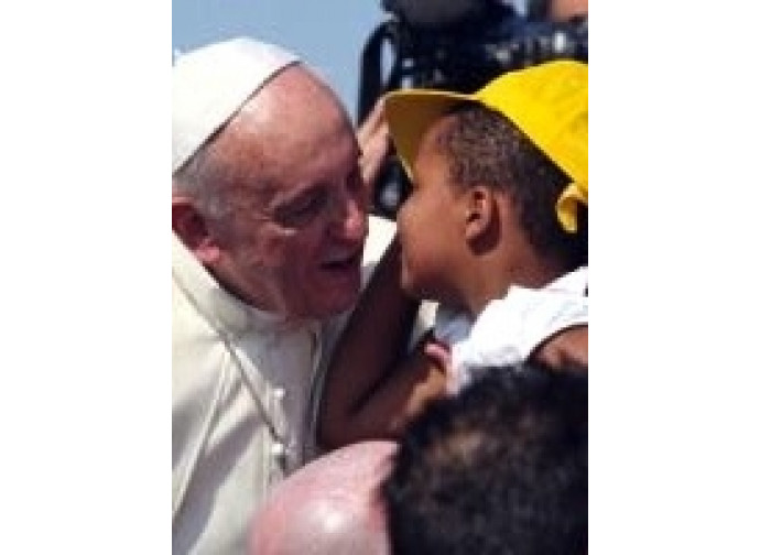 Papa Francesco con un ragazzo migrante Papa Francesco con un ragazzo migrante