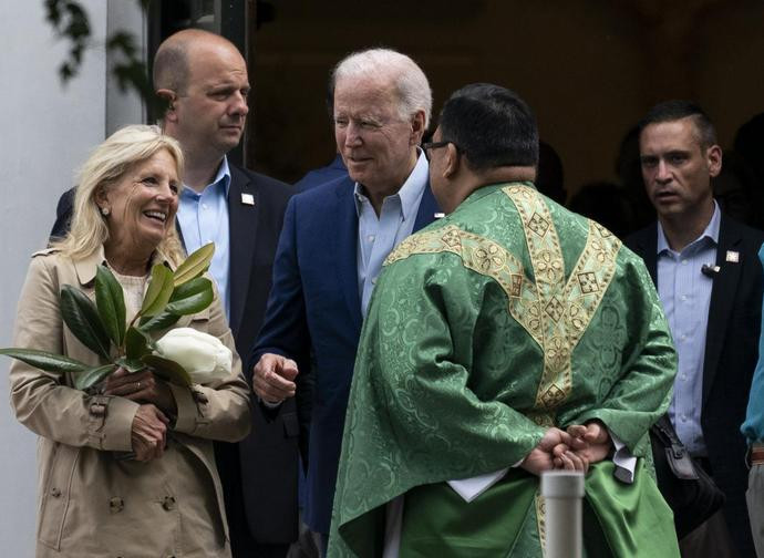 Joe Biden parla con un prete dopo la messa Joe Biden parla con un prete dopo la messa