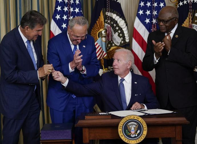 Joe Biden firma la nuova legge Joe Biden firma la nuova legge