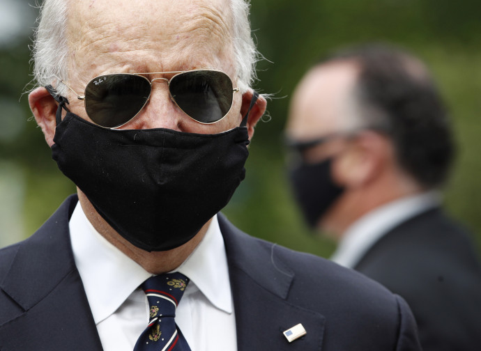 Joe Biden, con la mascherina Joe Biden, con la mascherina