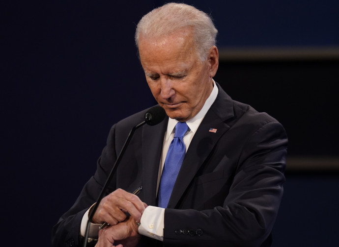 Biden guarda l'orologio durante il dibattito