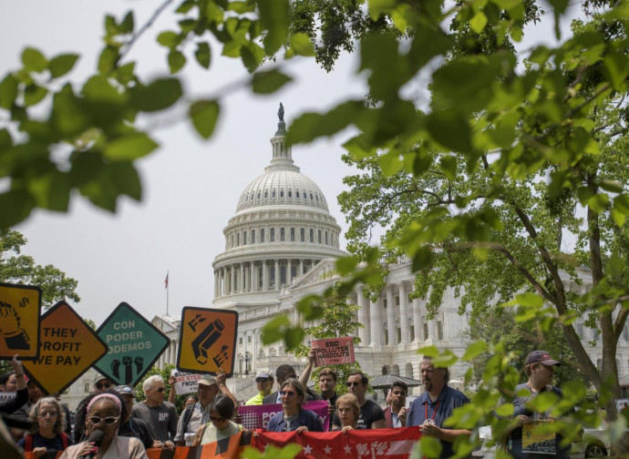 Protesta in Campidoglio contro la finanziaria di Trump (La Presse)