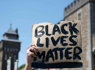 Scrivi Black Lives Matter leggi LGBT