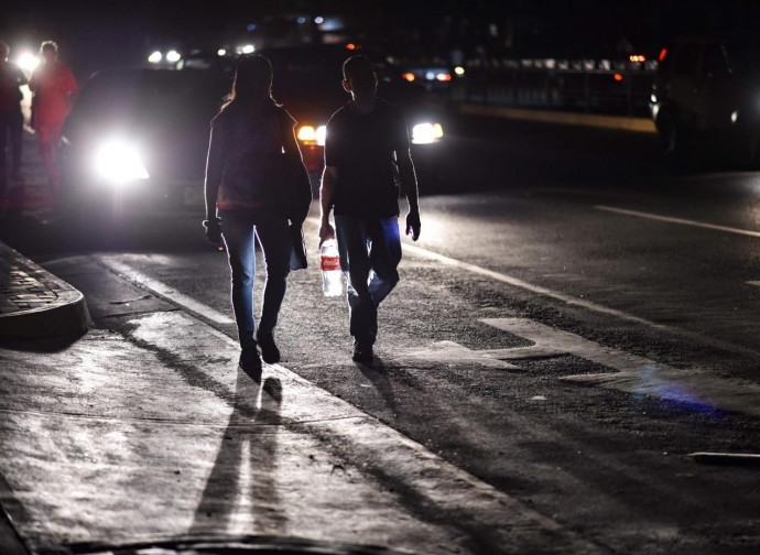 Blackout a Caracas, i fari delle auto uniche luci Blackout a Caracas, i fari delle auto uniche luci