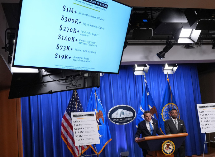 Todd Blanche e Kash Patel espongono i dati dell'indagine (AP)