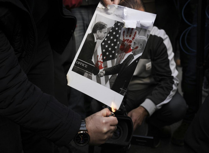 Protesta palestinese: bruciata una foto con Blinken e Netanyahu (La Presse) Protesta palestinese: bruciata una foto con Blinken e Netanyahu (La Presse)