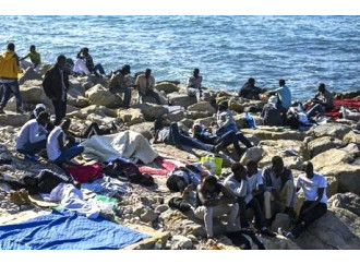 Aiutiamoli a casa loro Ma tra il dire e il fare
c’è di mezzo il mare (e qualche miliardo rubato)