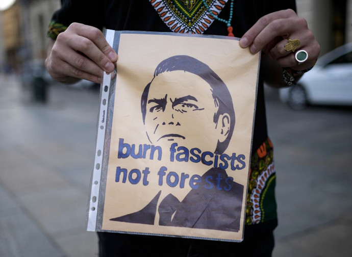 "Bruciate i fascisti non le foreste"