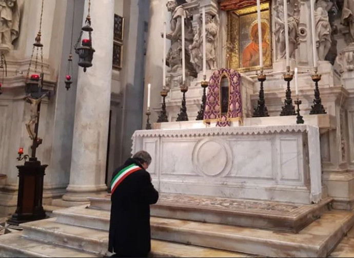 Brugnaro, sindaco di Venezia, in preghiera
